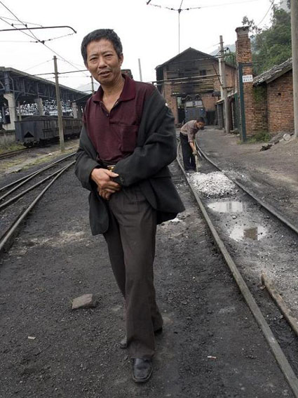Wan Yonggui, a train driver , said, ��I have drive the steam-powered train for 28 years. I am 50 years old. I don��t know when I would retire. Nobdy can burn the steam-powered train faster than me! My earnings per month is 600 Yuan. I lost a finger in an accident when drive the train. It is an industrial injury and I got a compenstaion for 12,000 Yuan (about 1,600 USD). The speed limits of the train is 15 km/h.��